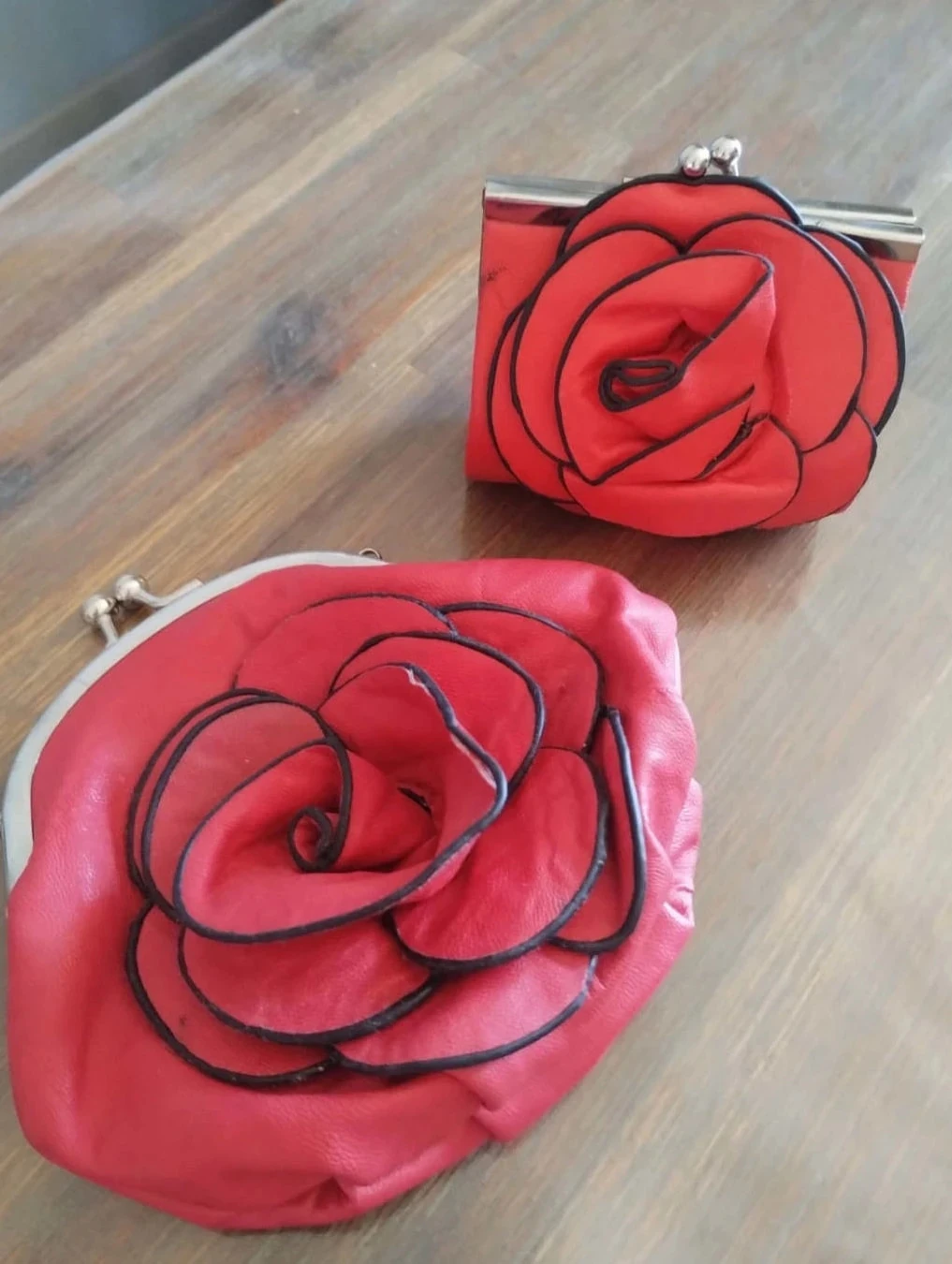 Lot de deux portes monnaie Fleur rouge relief